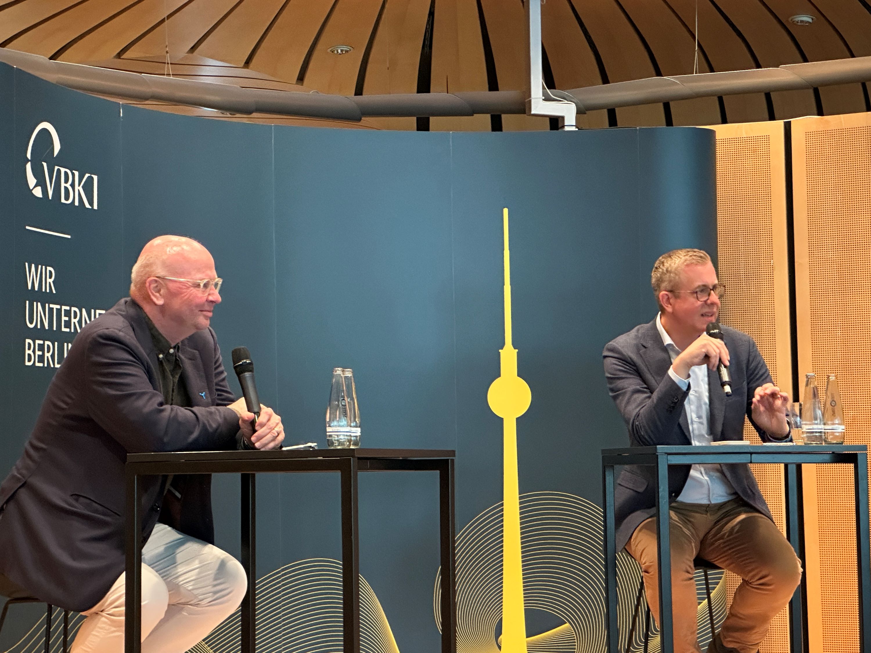 VBKI-Präsident Markus Voigt moderiert die Diskussion mit Stefan Evers und dem Publikum beim Business Breakfast | BERLINboxx